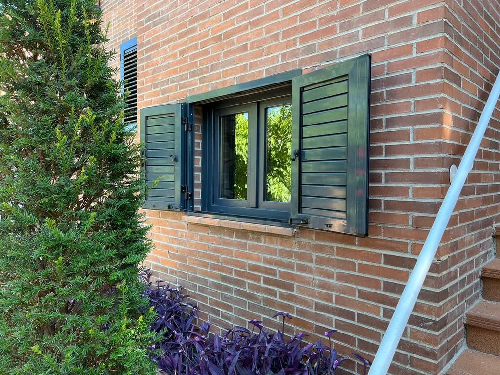 contraventanas rústicas de aluminio