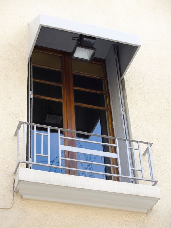 ventana mallorquina moderna